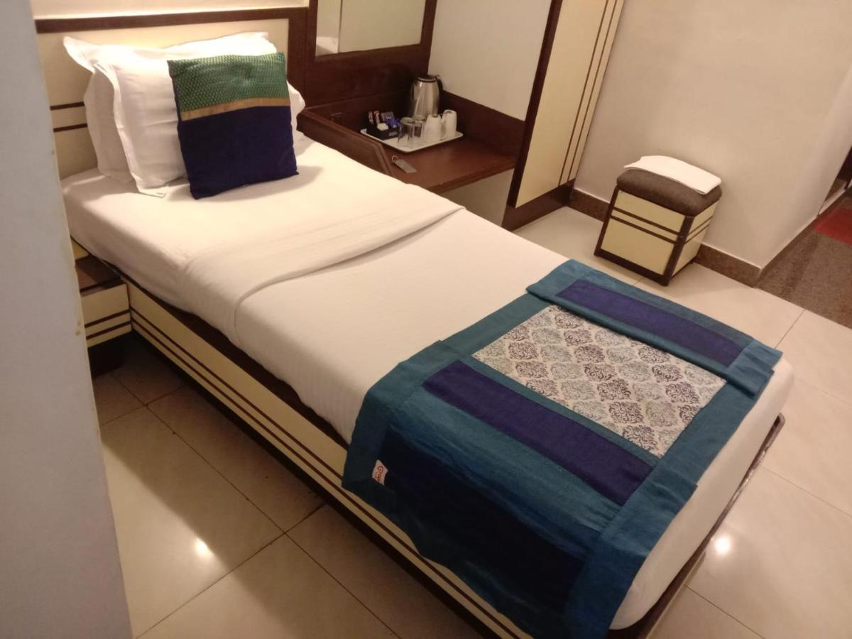 Strand Hotel, Colaba Βομβάη Εξωτερικό φωτογραφία