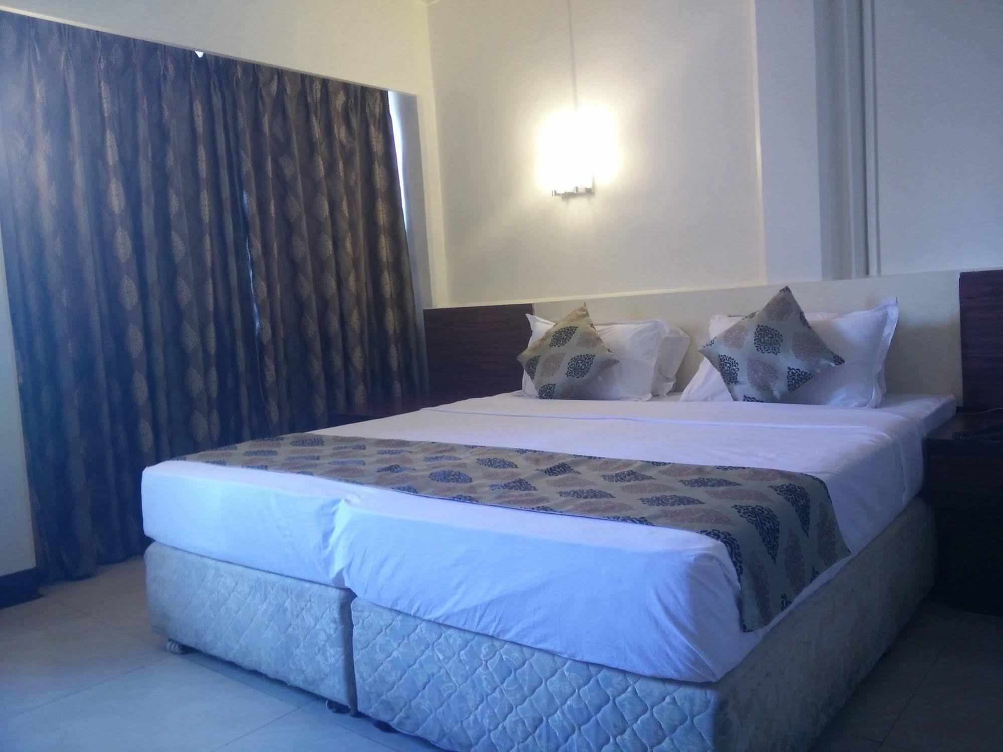 Strand Hotel, Colaba Βομβάη Εξωτερικό φωτογραφία